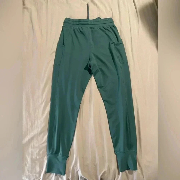 Fabletics women’s jogger pants - Picture 4 of 5